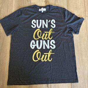 "SUNS OUT GUNS OUT"  Men's Dark Heather Grey T‎ SHIRT Size 2XL NWOT FUN